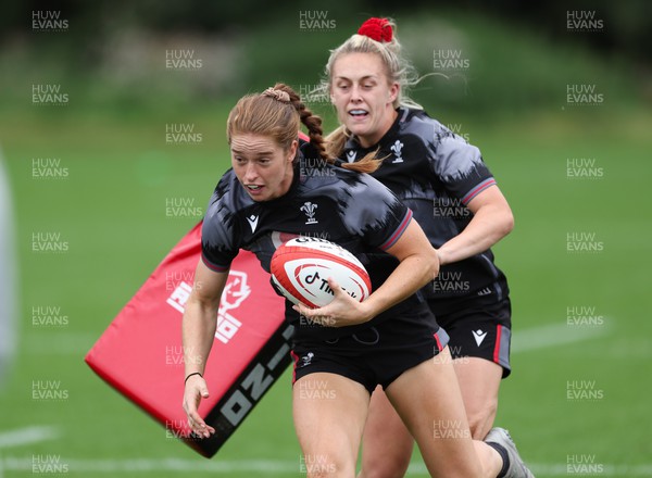140923 - Wales Women Rugby Training Session - Lisa Neumann gets past Hannah Jones during training session