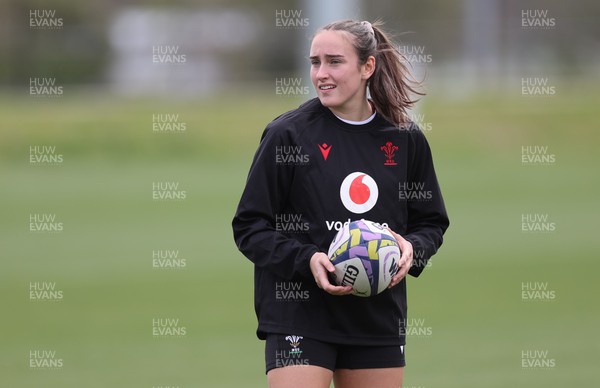 161023 - Wales Women Rugby Training Session - Nel Metcalfe during a training session at NZCIS ahead of their first WXV1 match against Canada in Wellington 