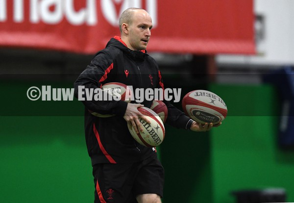 180122 - Wales Women Rugby Training - Richard Whiffin during training