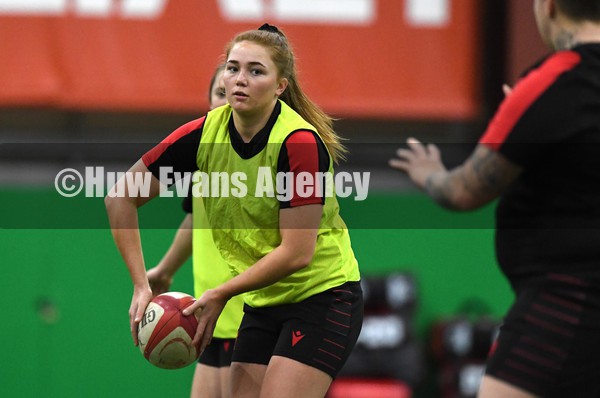 180122 - Wales Women Rugby Training - Niamh Terry during training