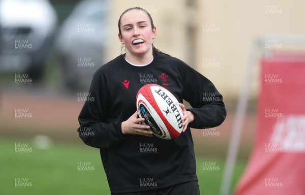 190324 - Wales Women Rugby Training - Nel Metcalfe during training session ahead of the start of the Women’s 6 Nations