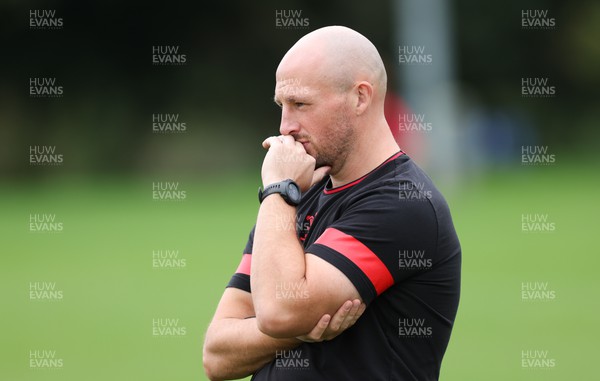 190922 - Wales Women World Cup Squad Training session - Coach Mike Hill during a training session ahead of Wales’ departure for the Women’s Rugby World Cup