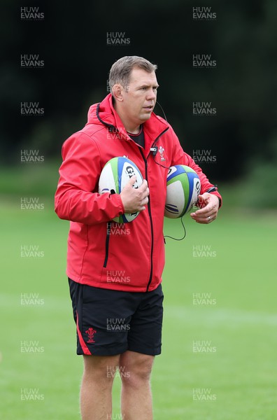 190922 - Wales Women World Cup Squad Training session - Head coach Ioan Cunningham during a training session ahead of Wales’ departure for the Women’s Rugby World Cup