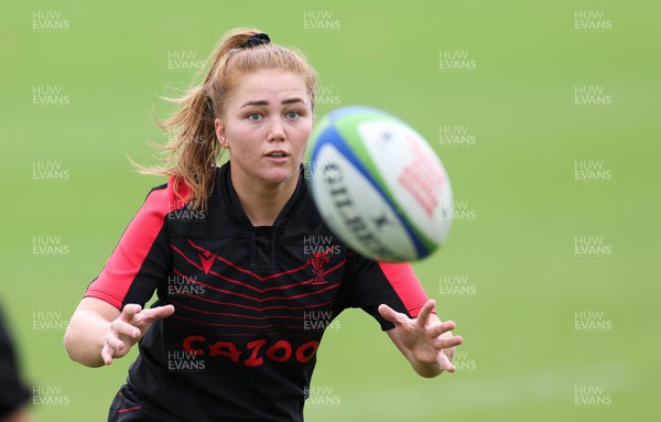 190922 - Wales Women World Cup Squad Training session - Niamh Terry during a training session ahead of Wales’ departure for the Women’s Rugby World Cup