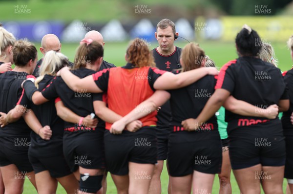 190922 - Wales Women World Cup Squad Training session - Head coach Ioan Cunningham speaks to the players during a training session ahead of Wales’ departure for the Women’s Rugby World Cup