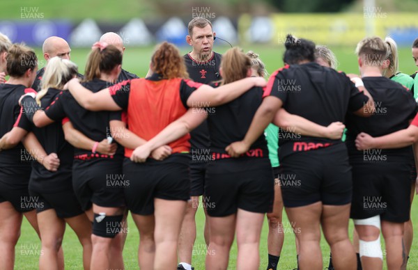 190922 - Wales Women World Cup Squad Training session - Head coach Ioan Cunningham speaks to the players during a training session ahead of Wales’ departure for the Women’s Rugby World Cup