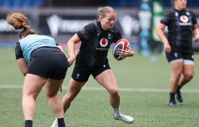 200625 - Wales Women Rugby Training Session - Carys Cox during a training session in the build up to the two tests against Australia and the Women’s Rugby World Cup
