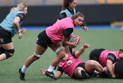 200625 - Wales Women Rugby Training Session - Bryonie King during a training session in the build up to the two tests against Australia and the Women’s Rugby World Cup
