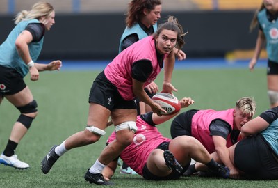 200625 - Wales Women Rugby Training Session - Bryonie King during a training session in the build up to the two tests against Australia and the Women’s Rugby World Cup