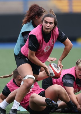 200625 - Wales Women Rugby Training Session - Bryonie King during a training session in the build up to the two tests against Australia and the Women’s Rugby World Cup