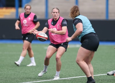 200625 - Wales Women Rugby Training Session - Carys Cox during a training session in the build up to the two tests against Australia and the Women’s Rugby World Cup