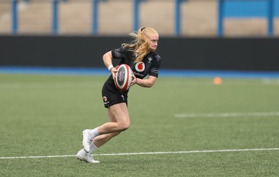 200625 - Wales Women Rugby Training Session - Catherine Richards during a training session in the build up to the two tests against Australia and the Women’s Rugby World Cup