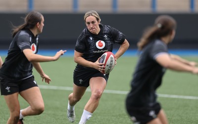 200625 - Wales Women Rugby Training Session - Courtney Keight during a training session in the build up to the two tests against Australia and the Women’s Rugby World Cup