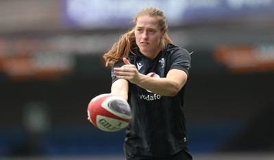 200625 - Wales Women Rugby Training Session - Lisa Neumann during a training session in the build up to the two tests against Australia and the Women’s Rugby World Cup