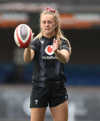 200625 - Wales Women Rugby Training Session - Hannah Jones during a training session in the build up to the two tests against Australia and the Women’s Rugby World Cup