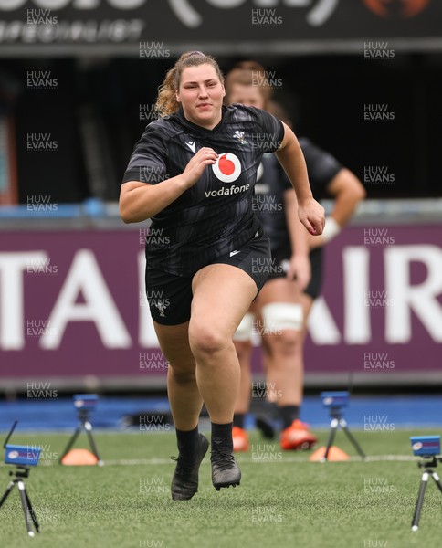 200625 - Wales Women Rugby Training Session - Gwenllian Pyrs during a training session in the build up to the two tests against Australia and the Women’s Rugby World Cup