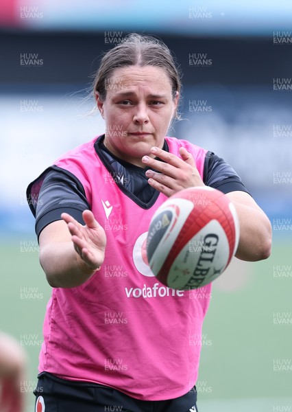 200625 - Wales Women Rugby Training Session - Jenni Scoble during a training session in the build up to the two tests against Australia and the Women’s Rugby World Cup