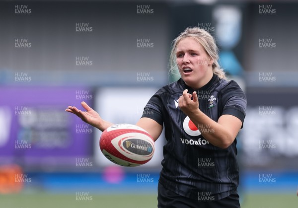200625 - Wales Women Rugby Training Session - Alex Callender during a training session in the build up to the two tests against Australia and the Women’s Rugby World Cup