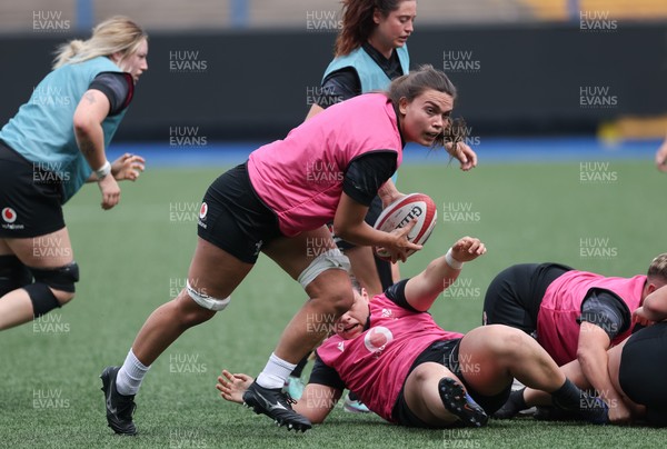 200625 - Wales Women Rugby Training Session - Bryonie King during a training session in the build up to the two tests against Australia and the Women’s Rugby World Cup