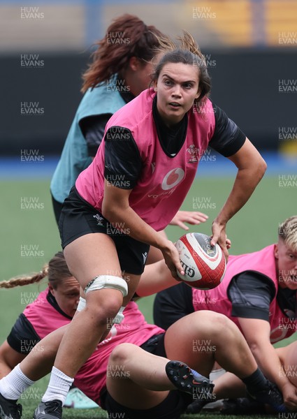 200625 - Wales Women Rugby Training Session - Bryonie King during a training session in the build up to the two tests against Australia and the Women’s Rugby World Cup