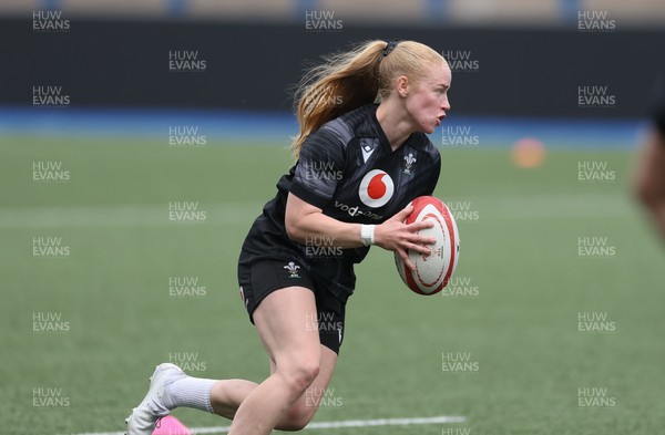 200625 - Wales Women Rugby Training Session - Catherine Richards during a training session in the build up to the two tests against Australia and the Women’s Rugby World Cup