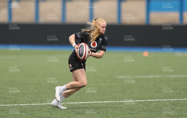 200625 - Wales Women Rugby Training Session - Catherine Richards during a training session in the build up to the two tests against Australia and the Women’s Rugby World Cup