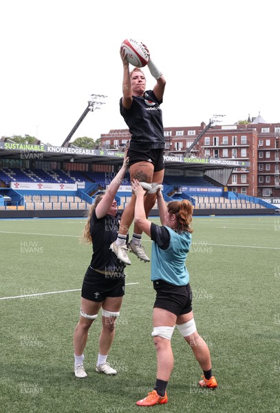200625 - Wales Women Rugby Training Session - Georgia Evans during a training session in the build up to the two tests against Australia and the Women’s Rugby World Cup