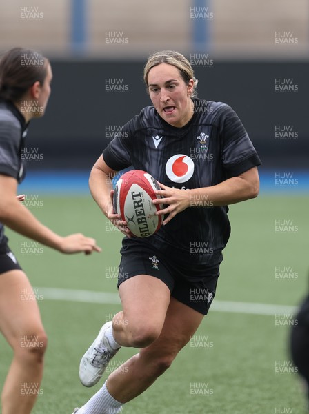 200625 - Wales Women Rugby Training Session - Courtney Keight during a training session in the build up to the two tests against Australia and the Women’s Rugby World Cup