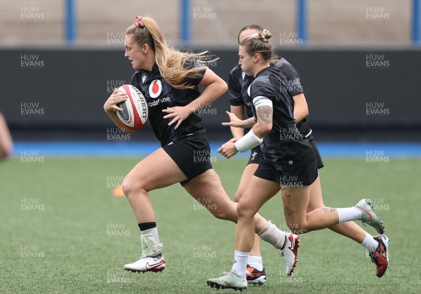 200625 - Wales Women Rugby Training Session - Hannah Jones during a training session in the build up to the two tests against Australia and the Women’s Rugby World Cup