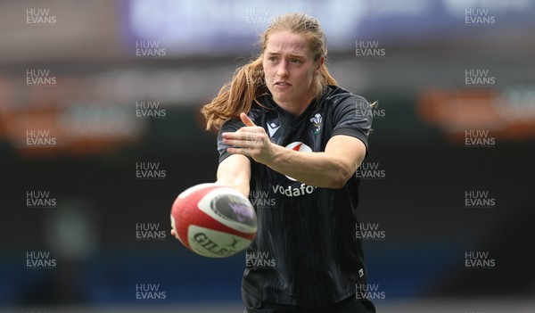 200625 - Wales Women Rugby Training Session - Lisa Neumann during a training session in the build up to the two tests against Australia and the Women’s Rugby World Cup