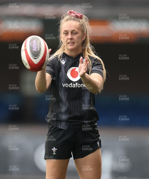 200625 - Wales Women Rugby Training Session - Hannah Jones during a training session in the build up to the two tests against Australia and the Women’s Rugby World Cup