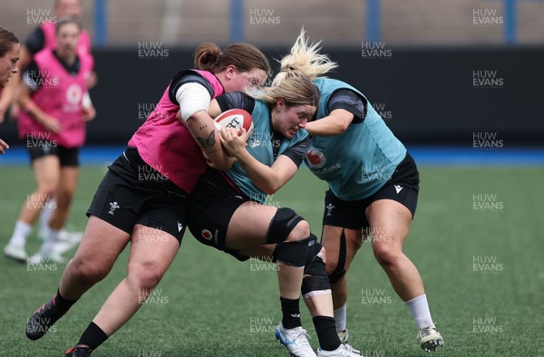 200625 - Wales Women Rugby Training Session - Gwen Crabb during a training session in the build up to the two tests against Australia and the Women’s Rugby World Cup