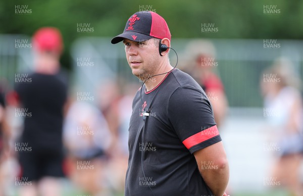 230822 - Wales Women Rugby Training Session - Wales’ head coach Ioan Cunningham during a training session against Canada ahead of their match this weekend