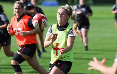 240823 - Wales Women Training session - Hannah Jones feeds the ball out during training session