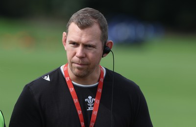 240823 - Wales Women Training session - Ioan Cunningham at the end of the training session