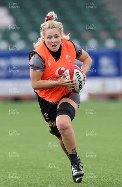 260923 - Wales Women Rugby Training Session - Alex Callender during a training session at Stadium CSM, north Wales