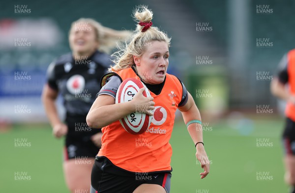 260923 - Wales Women Rugby Training Session - Alex Callender during a training session at Stadium CSM, north Wales