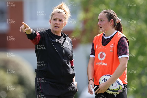 261023 - Wales’ Women Rugby Training Session - Nel Metcalfe with coach  Catrina Nicholas-McLaughlin