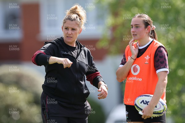 261023 - Wales’ Women Rugby Training Session - Nel Metcalfe with coach  Catrina Nicholas-McLaughlin