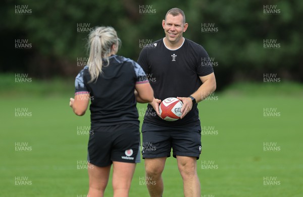 280823 - Wales Women Training Session - Ioan Cunningham speaks with Hannah Bluck during training session