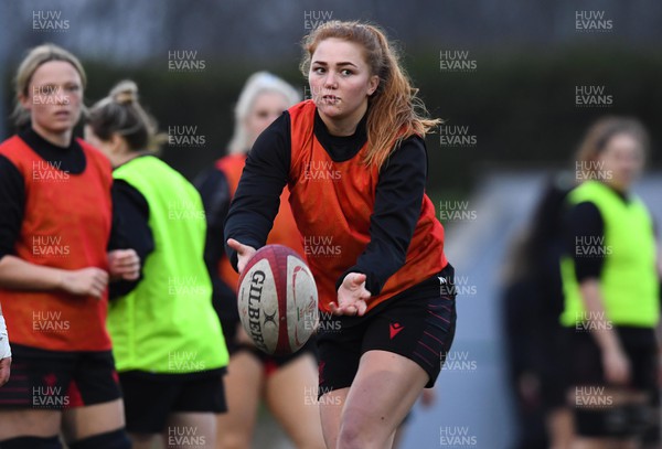 290322 - Wales Women Rugby Training - Niamh Terry during training