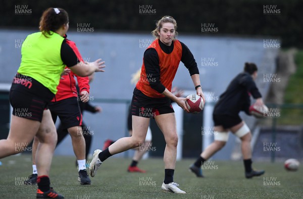 290322 - Wales Women Rugby Training - Lisa Neumann during training
