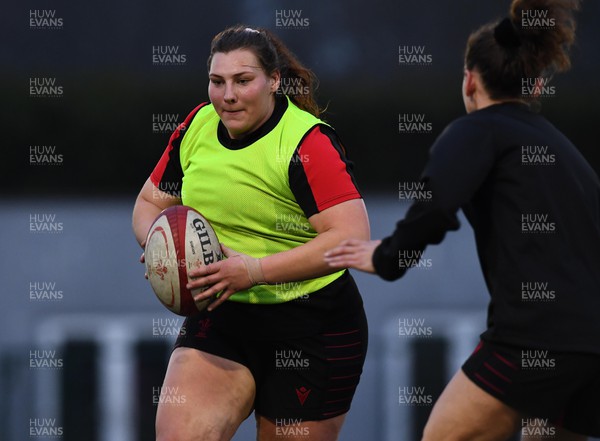 290322 - Wales Women Rugby Training - Gwenllian Pyrs during training