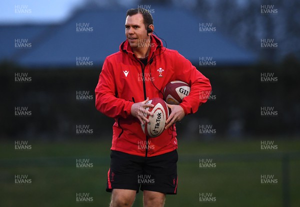 290322 - Wales Women Rugby Training - Ioan Cunningham during training