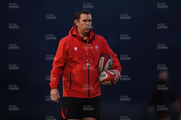 290322 - Wales Women Rugby Training - Ioan Cunningham during training