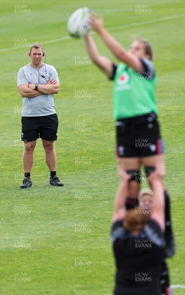111022 - Wales Women Rugby Training Session - Wales’ head coach Ioan Cunningham looks on as Natalia John takes the lineout during training session ahead of their Women’s Rugby World Cup match against New Zealand