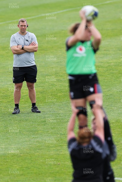 111022 - Wales Women Rugby Training Session - Wales’ head coach Ioan Cunningham looks on as Natalia John takes the lineout during training session ahead of their Women’s Rugby World Cup match against New Zealand