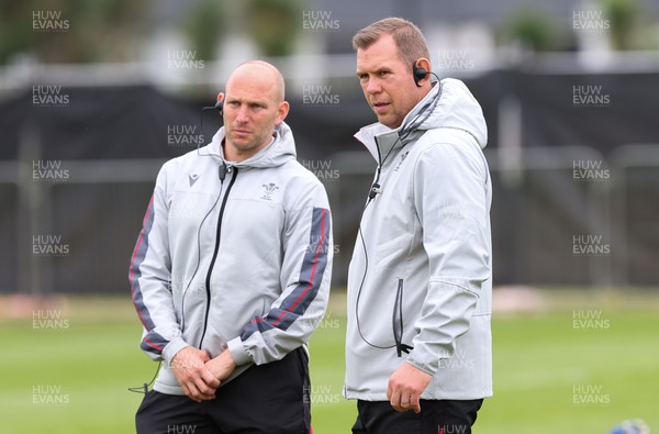 121022 - Wales Women Rugby Training Session - Wales’ attack coach Richard Whiffin, left, with head coach Ioan Cunningham during a training session ahead of their Women’s Rugby World Cup match against New Zealand