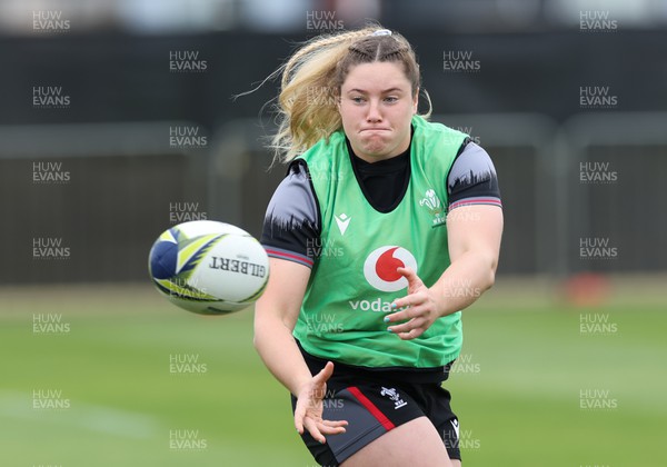 121022 - Wales Women Rugby Training Session - Wales’ Gwen Crabb during a training session ahead of their Women’s Rugby World Cup match against New Zealand