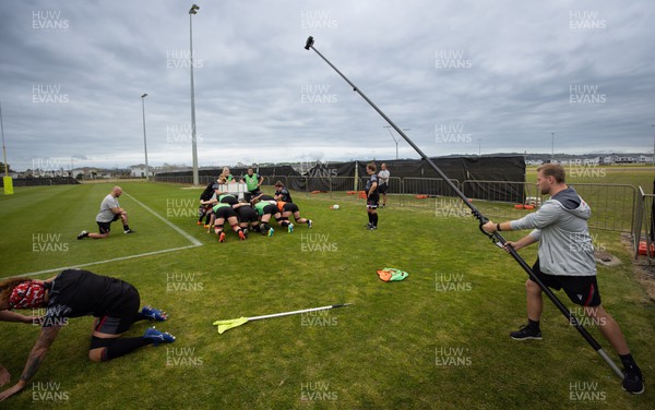 121022 - Wales Women Rugby Training Session - Wales forwards go through scrummaging practise during a training session ahead of their Women’s Rugby World Cup match against New Zealand